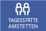 Lila-Blauer Button mit Logo und Aufschrift "Tagesstätte Amstetten" (Logo: 2 Personen)